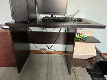 купить стол с нержавейки: Компьютерный Стол, цвет - Коричневый, Б/у