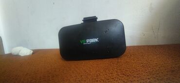 мониторы displayport: Черная VR-гарнитура с логотипом «VR PARK» на лицевой стороне