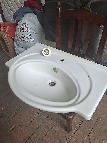 Divarüstü hamam çanağı (seramik) satılır. Uzunluğu 73 santı, Eni 51 lalafo.az -da Divarüstü hamam çanağı (seramik) satılır. Uzunluğu 73 santı, Eni 51