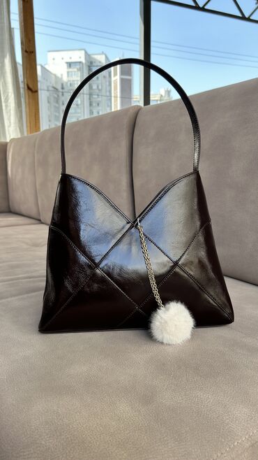 мамская сумка: В наличии шикарная сумочка из натуральной лаковой кожи.Удобная и
