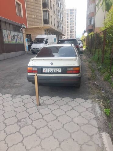 купить опель вектра б: Белый седан Volkswagen Passat, оснащенный номерным знаком 05 852 ACF