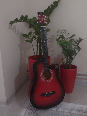 купить гитару бишкек: Срочно продаётся акустическая гитара 38 размер в идеальном состоянии