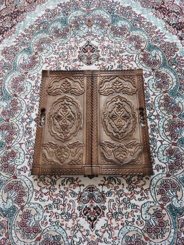 Nərdlər: Ağac oyma nərd/şaşki dəsti.Daşı,Zəri və Sumkasi üstündə verilir. - — 12