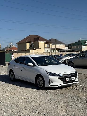 Hyundai: Hyundai Elantra — это стильный и экономичный седан, предлагающий — 3