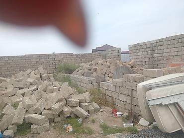 shirvan emlak: Həyət evi geniş hasarlanmış ərazi ilə təqdim olunur. Giriş hissəsində — 4