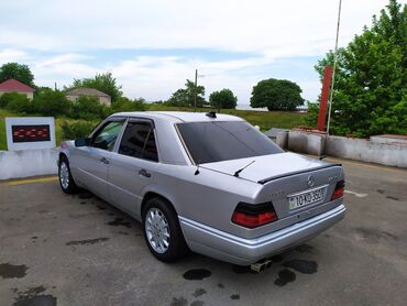 Mercedes-Benz: Mercedes-Benz E 200: 2 l | 1994 il Sedan