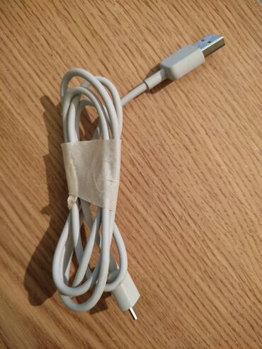 Adapteri i punjači za laptop: Univerzalni USB-C adapter za laptop crne boje sa snagom od 65W — 12