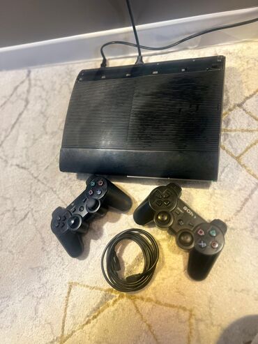 PS3 (Sony PlayStation 3): Более 15 игр в комплекте два джойстика все провода можно сторговаться