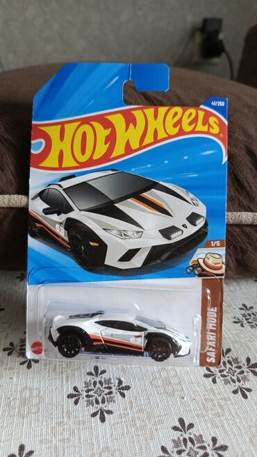Hot Wheels brendindən olan bu oyuncaq maşın ağ rəngdədir və qara