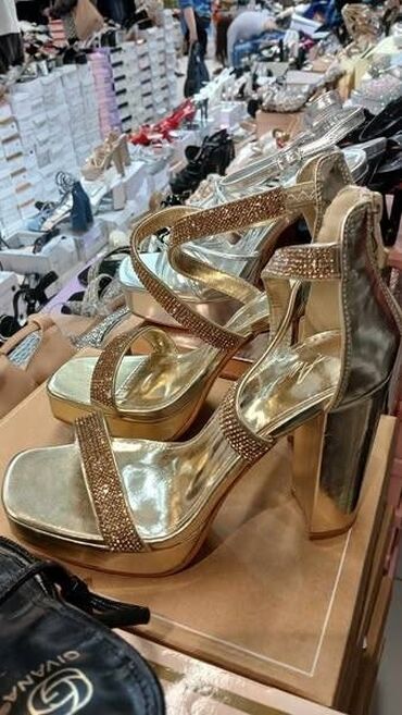 zatvorene sandale na platformu: Sandals, Altramarea