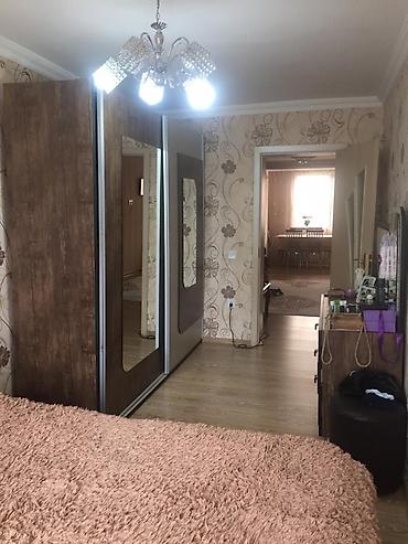 Mənzillər: 🏡 Gənclikdə, Atatürk Parkı, Ayna Sultanova heykəlinin qarşısında 2 — 5
