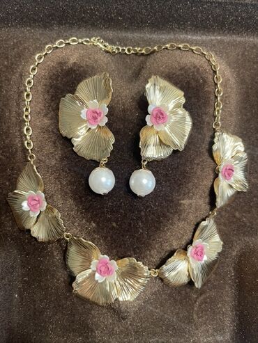 Zərgərlik dəstləri: Dəstə daxildir: Sırğa -da lalafo.az — 6 Zərgərlik dəstləri: Dəstə daxildir: Sırğa — 6