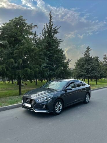 раф4 бишкек: Автомобиль Hyundai Sonata серого цвета. Седан оснащен автоматической