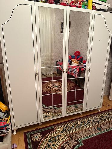 Məhsul: Üçqapılı paltar dolabı Təsvir: - Ağ rəngdə, klassik dizayn -