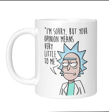 Белая керамическая кружка с ярким принтом в стиле Rick and Morty. На