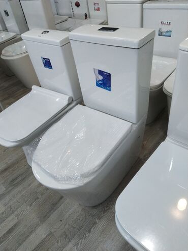бак для душа: Ağ rəngli unitaz dəsti, hamam otaqları üçün nəzərdə tutulmuşdur. Dəstə