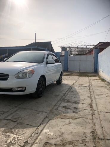 Hyundai: Hyundai Accent: 1.4 l | 2010 il Sedan — 5