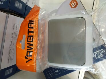 led isiqlar ev ucun: Yüngül LED tavan lampası, kvadrat formalı və ağ rəngdə. 18W gücündədir