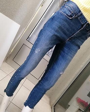 Farmerke: Ženske farmerke skinny kroja sa biserima i strass detaljima - Model — 2