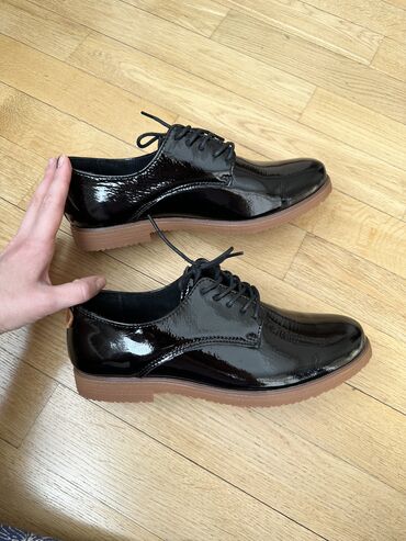 спартивная обувь: Новые! Натуральная кожа лак, размер 40, длина стельки 26.5 см. Мягкие