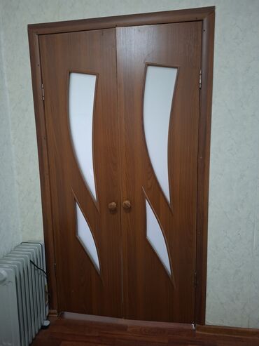 продаю двери межкомнатные: Межкомнатная дверь со стеклом, Дерево, Двустворчатая, цвет - Коричневый