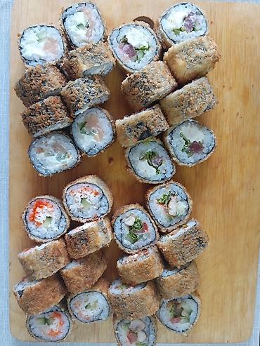 Готовые блюда, кулинария: Сеты роллов и суши - Классические и запечённые роллы: с лососем — 4