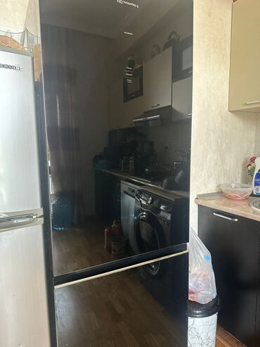 Blenderlər: Şüşə ön hissəsi olan qara rəngli soyuducu. Mətbəx interyerinə müasir