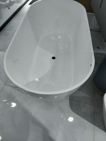 Seyflər: Oval formalı, ağ rəngli sərbəst dayanan vanna otağı üçün nəzərdə