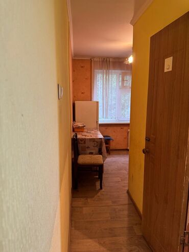 срочно продаётся 1 комнатная квартира в районе ошского рынка по улице кенсуйская: 1 комната, 32 м², 104 серия, 2 этаж, Косметический ремонт