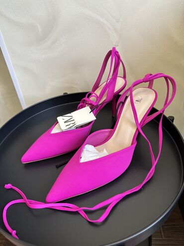 женская обувь 38 размер: Новые босоножки ZARA🩷
Размер 38
Цена 4500