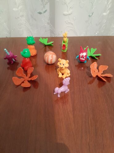 Hamsı real kinderdən çıxma oyuncaqlardı biri 3 manatdı kinderin 12