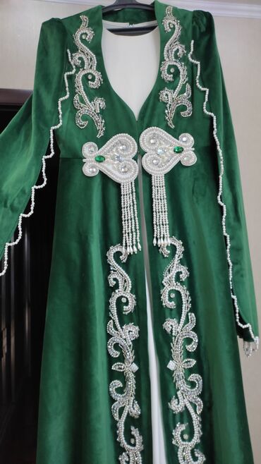 бархат платья: Продается красивое платье с накидкой(ручная вышивка)+головной убор