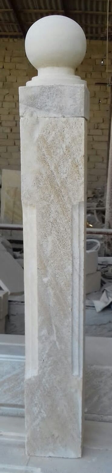 Pilləkən məhəccərləri: Ağ rəngli, müxtəlif formalı və ölçülü dəmir-beton sütunlar. Bu — 47