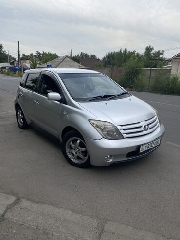 срочно в связи с переездом: Серебристый хэтчбек Toyota Ist Год 2002 Объём 1,5 бензин Состояние