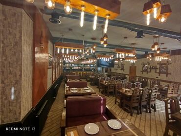 Stullar: Bu restoran interyeri taxta və metal detalların harmonik birləşməsi