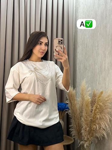 oversize tshirt: Qadın T-shirt kolleksiyası - Modellər: - Qara oversize T-shirt – ön — 4