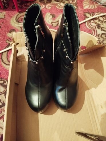 женские туфли с ремешком: Сапоги, 35, цвет - Черный