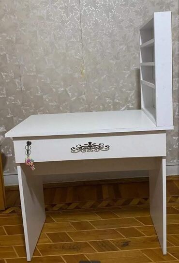 dırnaq masası: Салонные столы