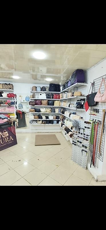 yaşmada: İnşaatçılarda Saf Su marketle üz üze aura canta magazasında 1000manata — 2