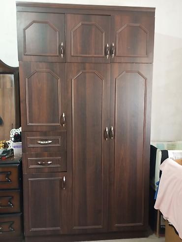 тап аз мебель бу: Qapalı dolab – tünd qoz rəngli, çoxbölməli - Material: laminat/MDFlam — 2