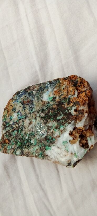 Kristali i minerali: Prirodni mineralni uzorak sa raznim bojama, uključujući plave, zelene — 5