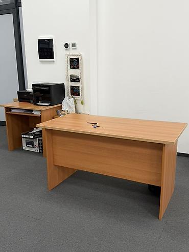 Офисные столы: Офисный письменный стол из ЛДСП, цвет — тёплый бук/вишня. - Прямая — 2