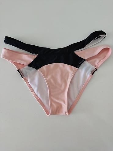 moje tri: Kupaci kostim🌞🔥🌊👙
Nosen par puta.Dobro ocuvan — 2