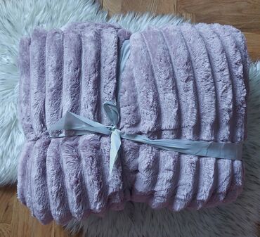 Ostalo: Krznena cebad 
200×230 
3500 din — 2