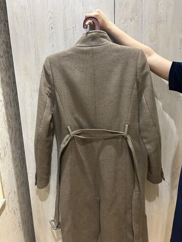 пальто: Mangodan alinib italiyadan alinib 300manata temiz yundu geyinilmeyib