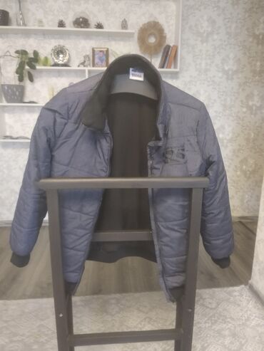 весенняя куртка: Продается весенняя куртка на мальчика, рост 158 см. Куртка почти новая