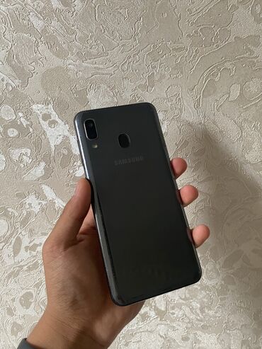малинкий телефон: Samsung A20, Б/у, 32 ГБ, цвет - Синий, 2 SIM