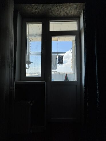 Taxta pəncərələr: Ağ rəngdə olan balkon qapısı və pəncərəsi. Bu qapı və pəncərə dəsti