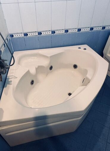 Digər santexnikalar: Hidromasajlı künc vanna - Forması: üçbucaq/künc tipli, geniş daxili