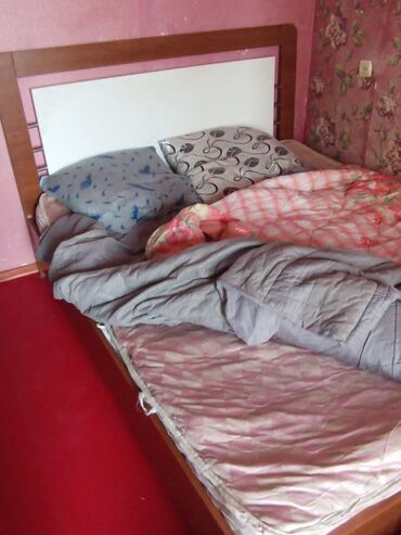 детские вещи на веревке: Двуспальная кровать, Трюмо, 2 тумбы, Азербайджан, Б/у